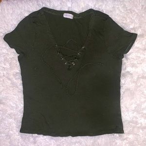 Women’s, medium green criss/cross v neck t-shirt with little silver rings 💚